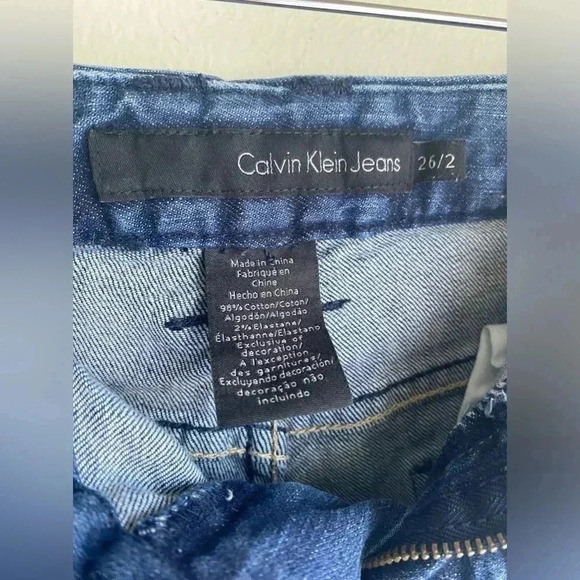 Calvin Klein Jean Shorts Size 2 / 26 Cuffed Dark Wash Denim Cutoff - Picture 4 of 7